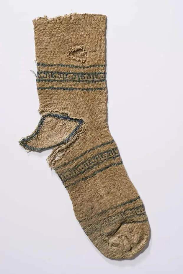 Рукоделие из глубины веков, сколько лет вязаному носку и что вязала Дева Мария