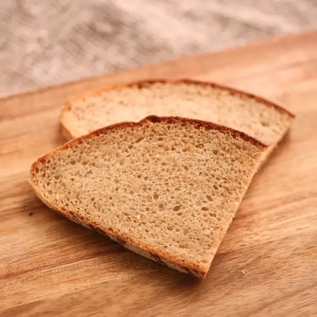 Хлеб помогает при порезе ножом остановить кровь.