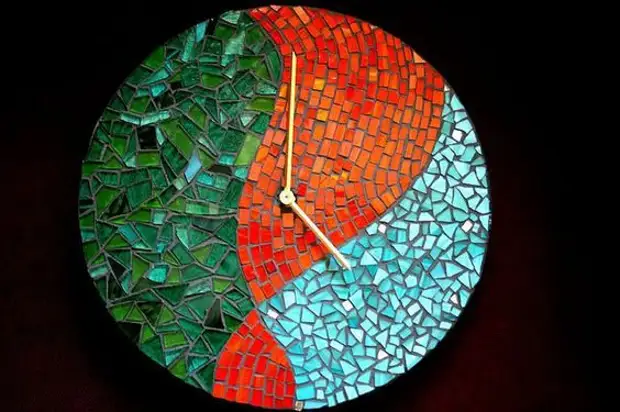 Часы с элементами мозаики