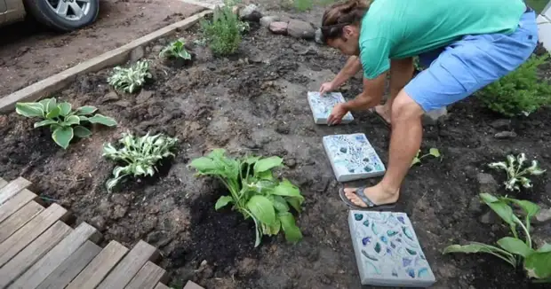 Как сделать декоративные плитки для садовой дорожки