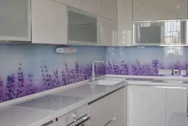 Скинали - это декоративные стеклянные панели с фотопечатью, которые украсят кухонный фартук / Фото: domskinali.com.ua